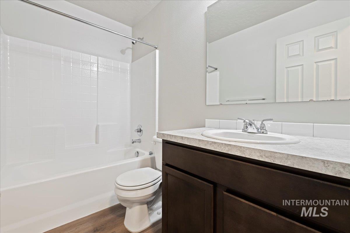 3117 N Saratov Way, Kuna, Idaho 83634-4856, 4 Bedrooms, 2 Bathrooms, Residential For Sale, Price $404,990,MLS 98972188