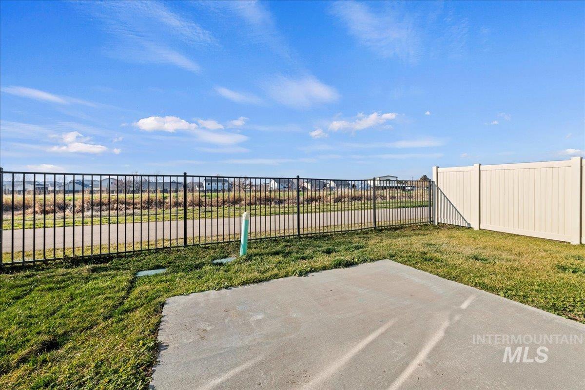 3117 N Saratov Way, Kuna, Idaho 83634-4856, 4 Bedrooms, 2 Bathrooms, Residential For Sale, Price $404,990,MLS 98972188