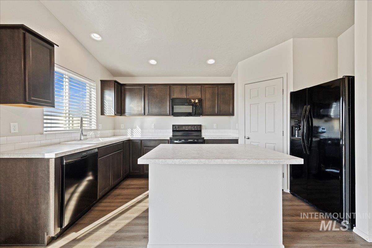 3117 N Saratov Way, Kuna, Idaho 83634-4856, 4 Bedrooms, 2 Bathrooms, Residential For Sale, Price $404,990,MLS 98972188