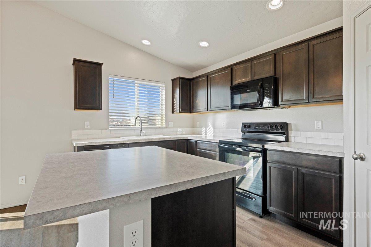 3117 N Saratov Way, Kuna, Idaho 83634-4856, 4 Bedrooms, 2 Bathrooms, Residential For Sale, Price $404,990,MLS 98972188