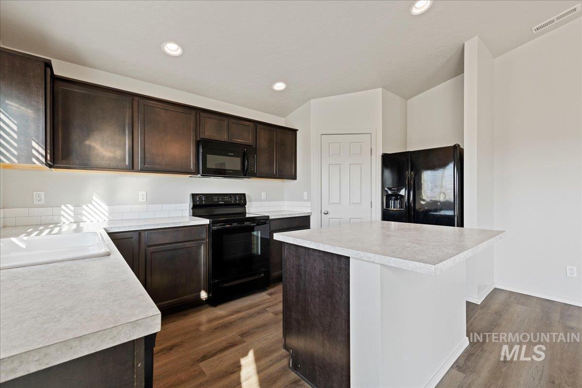 3117 N Saratov Way, Kuna, Idaho 83634-4856, 4 Bedrooms, 2 Bathrooms, Residential For Sale, Price $404,990,MLS 98972188