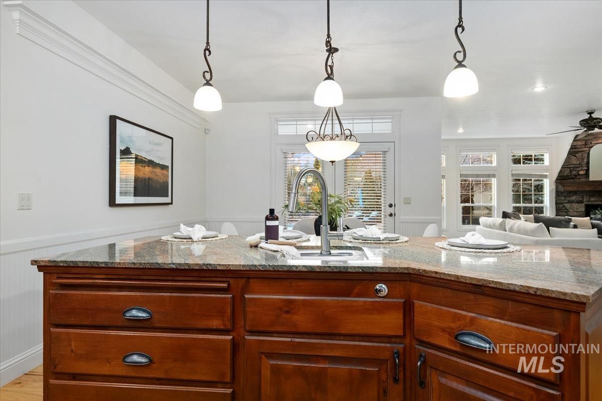 1675 S Lake Crest Way, Eagle, Idaho 83616, 5 Bedrooms, 4.5 Bathrooms, Residential For Sale, Price $1,249,900,MLS 98972192