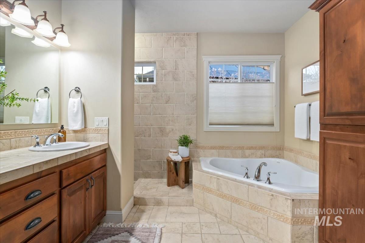 1675 S Lake Crest Way, Eagle, Idaho 83616, 5 Bedrooms, 4.5 Bathrooms, Residential For Sale, Price $1,249,900,MLS 98972192