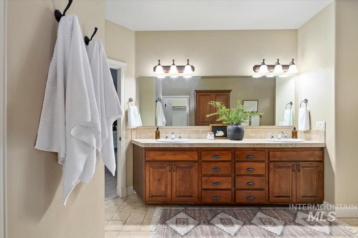 1675 S Lake Crest Way, Eagle, Idaho 83616, 5 Bedrooms, 4.5 Bathrooms, Residential For Sale, Price $1,249,900,MLS 98972192