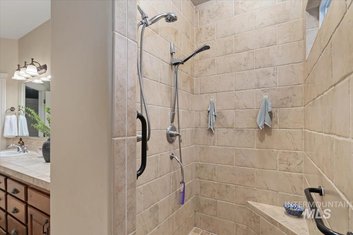 1675 S Lake Crest Way, Eagle, Idaho 83616, 5 Bedrooms, 4.5 Bathrooms, Residential For Sale, Price $1,249,900,MLS 98972192