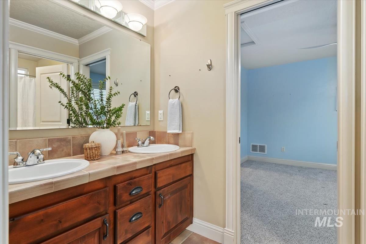 1675 S Lake Crest Way, Eagle, Idaho 83616, 5 Bedrooms, 4.5 Bathrooms, Residential For Sale, Price $1,249,900,MLS 98972192