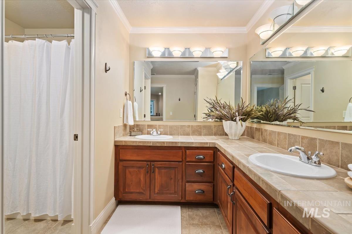 1675 S Lake Crest Way, Eagle, Idaho 83616, 5 Bedrooms, 4.5 Bathrooms, Residential For Sale, Price $1,249,900,MLS 98972192