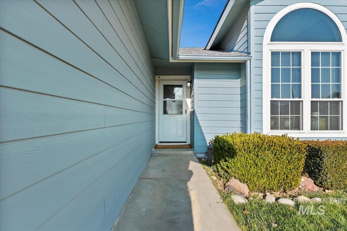 1284 W Crest Wood Dr, Meridian, Idaho 83642, 3 Bedrooms, 2 Bathrooms, Residential For Sale, Price $380,000,MLS 98972193