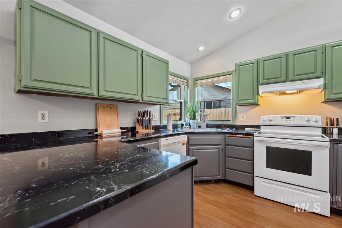 1284 W Crest Wood Dr, Meridian, Idaho 83642, 3 Bedrooms, 2 Bathrooms, Residential For Sale, Price $380,000,MLS 98972193