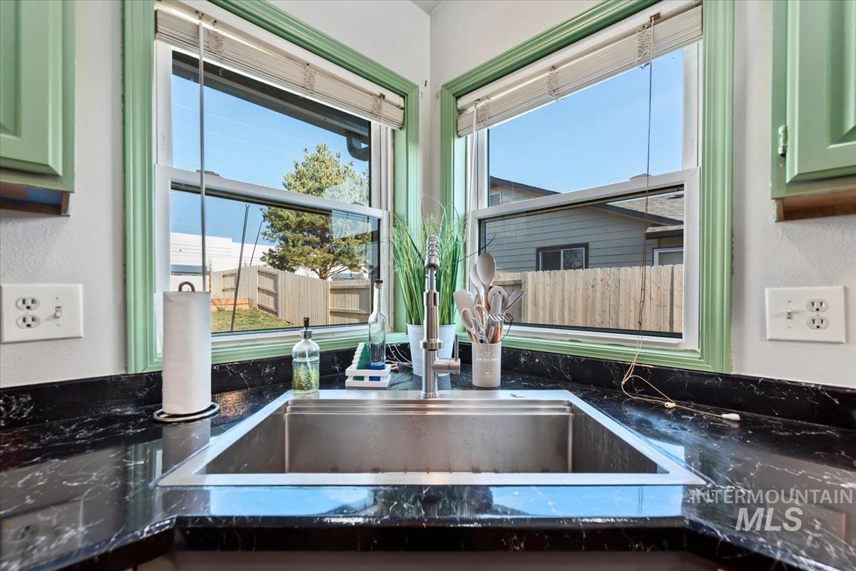 1284 W Crest Wood Dr, Meridian, Idaho 83642, 3 Bedrooms, 2 Bathrooms, Residential For Sale, Price $380,000,MLS 98972193