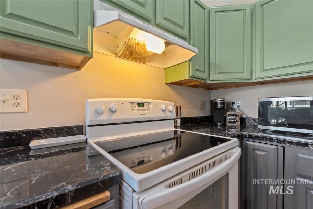 1284 W Crest Wood Dr, Meridian, Idaho 83642, 3 Bedrooms, 2 Bathrooms, Residential For Sale, Price $380,000,MLS 98972193