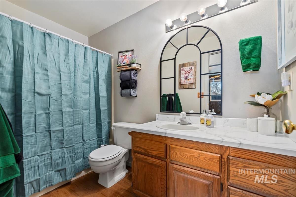 1284 W Crest Wood Dr, Meridian, Idaho 83642, 3 Bedrooms, 2 Bathrooms, Residential For Sale, Price $380,000,MLS 98972193