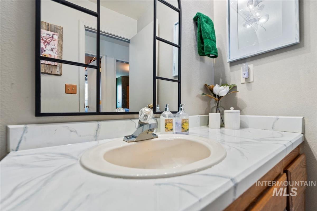 1284 W Crest Wood Dr, Meridian, Idaho 83642, 3 Bedrooms, 2 Bathrooms, Residential For Sale, Price $380,000,MLS 98972193