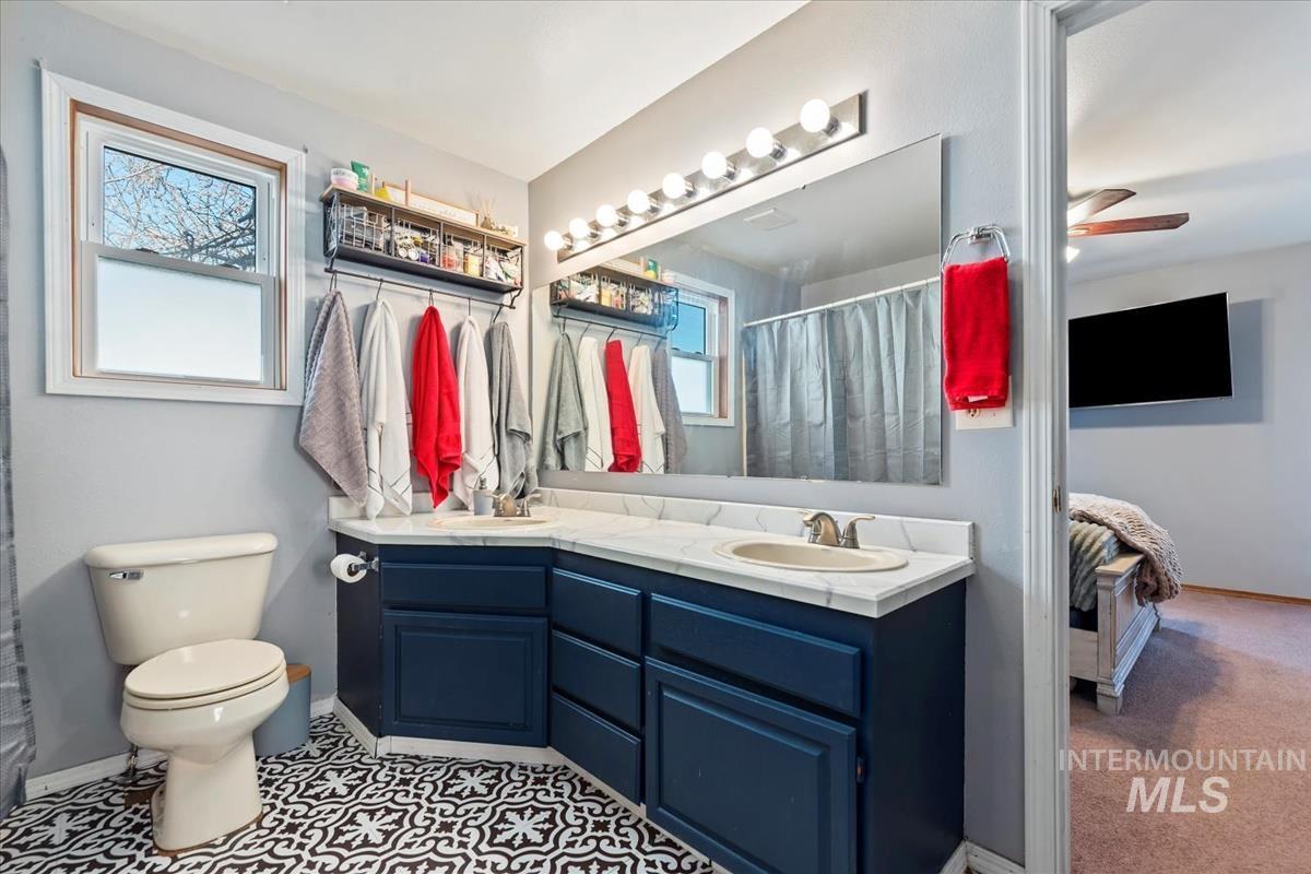 1284 W Crest Wood Dr, Meridian, Idaho 83642, 3 Bedrooms, 2 Bathrooms, Residential For Sale, Price $380,000,MLS 98972193