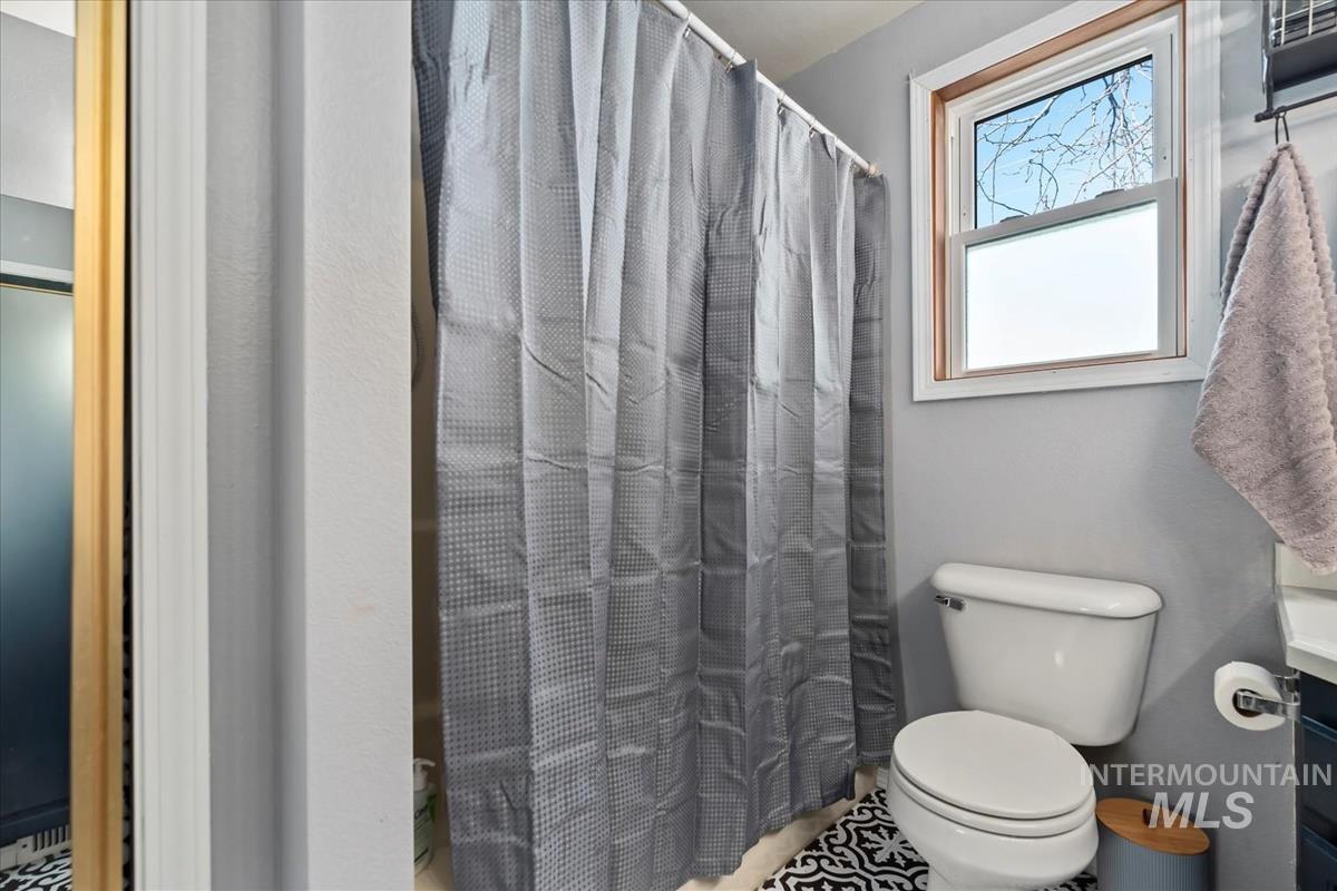 1284 W Crest Wood Dr, Meridian, Idaho 83642, 3 Bedrooms, 2 Bathrooms, Residential For Sale, Price $380,000,MLS 98972193