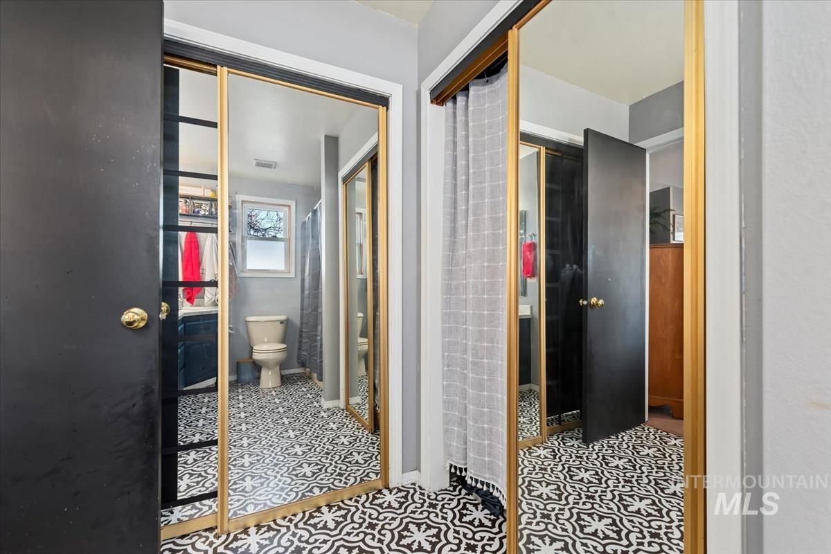 1284 W Crest Wood Dr, Meridian, Idaho 83642, 3 Bedrooms, 2 Bathrooms, Residential For Sale, Price $380,000,MLS 98972193