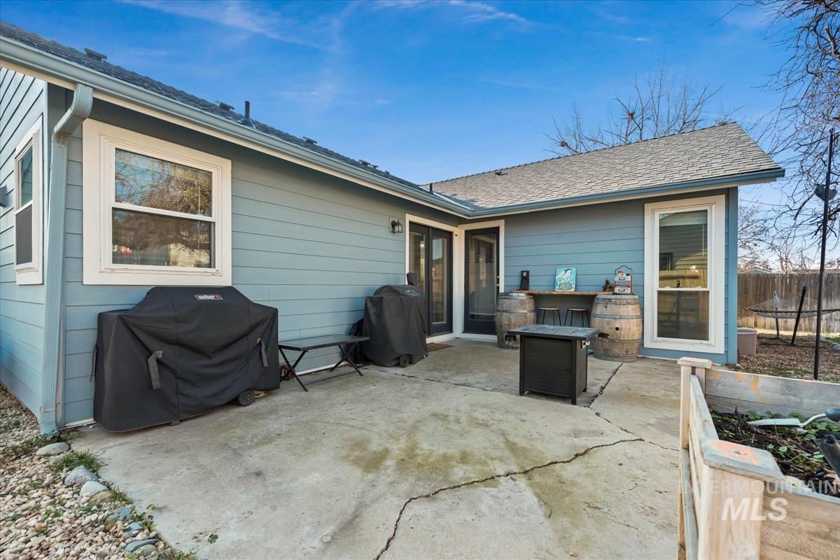 1284 W Crest Wood Dr, Meridian, Idaho 83642, 3 Bedrooms, 2 Bathrooms, Residential For Sale, Price $380,000,MLS 98972193