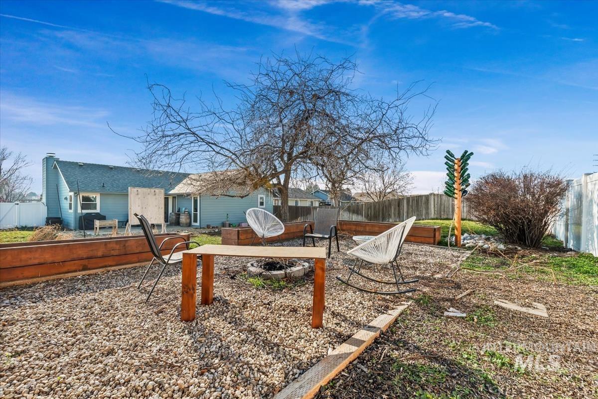 1284 W Crest Wood Dr, Meridian, Idaho 83642, 3 Bedrooms, 2 Bathrooms, Residential For Sale, Price $380,000,MLS 98972193