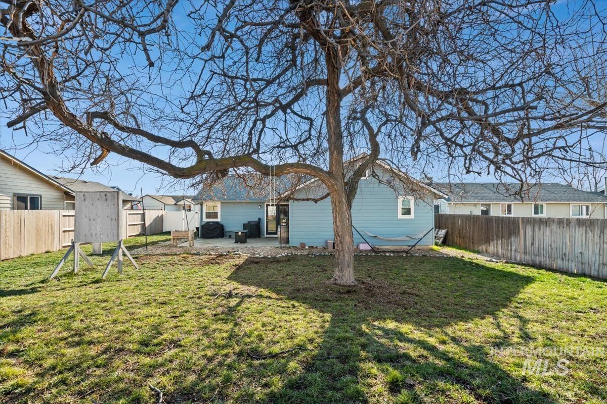 1284 W Crest Wood Dr, Meridian, Idaho 83642, 3 Bedrooms, 2 Bathrooms, Residential For Sale, Price $380,000,MLS 98972193