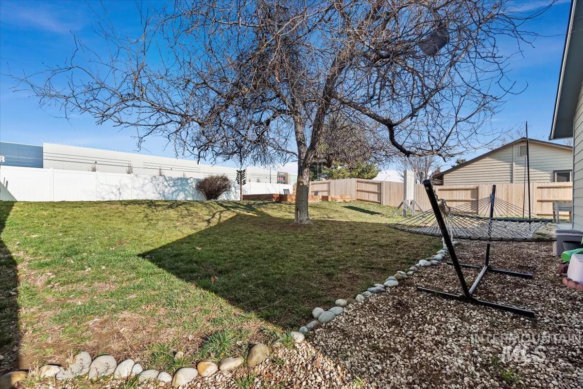 1284 W Crest Wood Dr, Meridian, Idaho 83642, 3 Bedrooms, 2 Bathrooms, Residential For Sale, Price $380,000,MLS 98972193