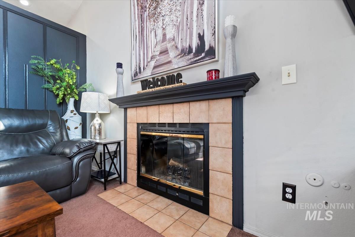 1284 W Crest Wood Dr, Meridian, Idaho 83642, 3 Bedrooms, 2 Bathrooms, Residential For Sale, Price $380,000,MLS 98972193