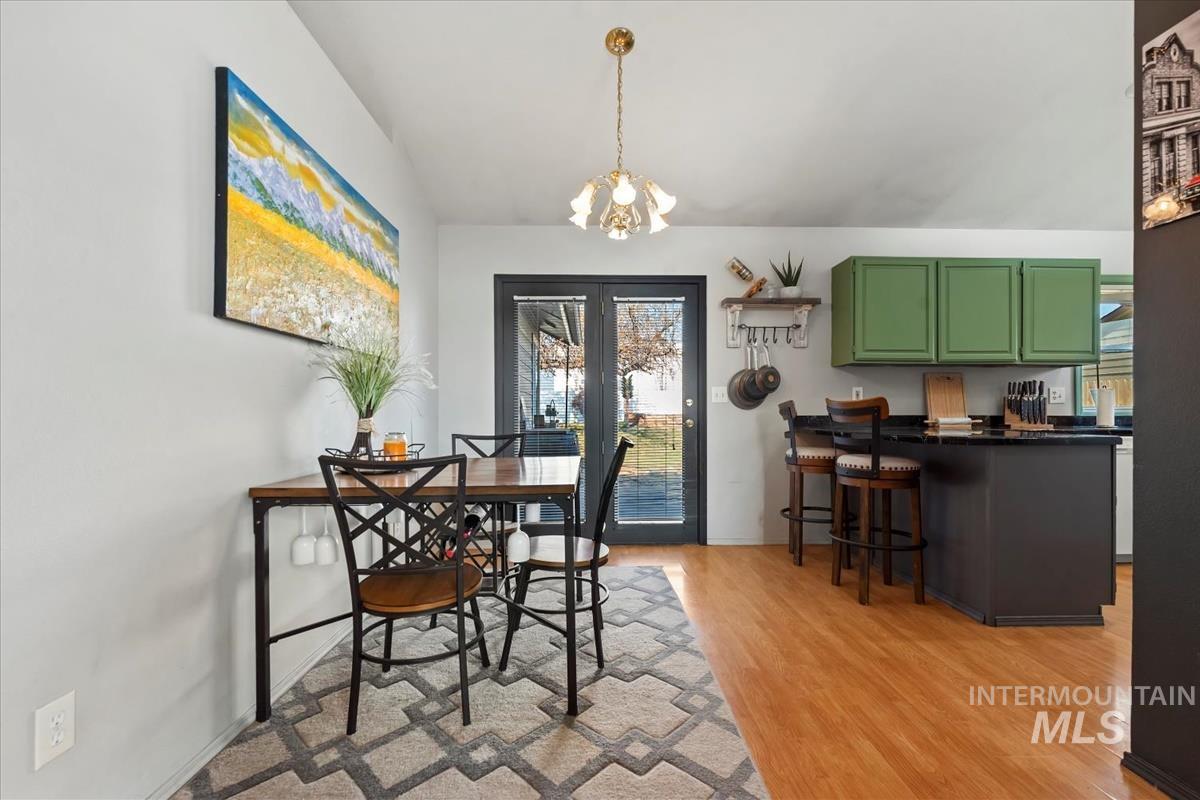 1284 W Crest Wood Dr, Meridian, Idaho 83642, 3 Bedrooms, 2 Bathrooms, Residential For Sale, Price $380,000,MLS 98972193