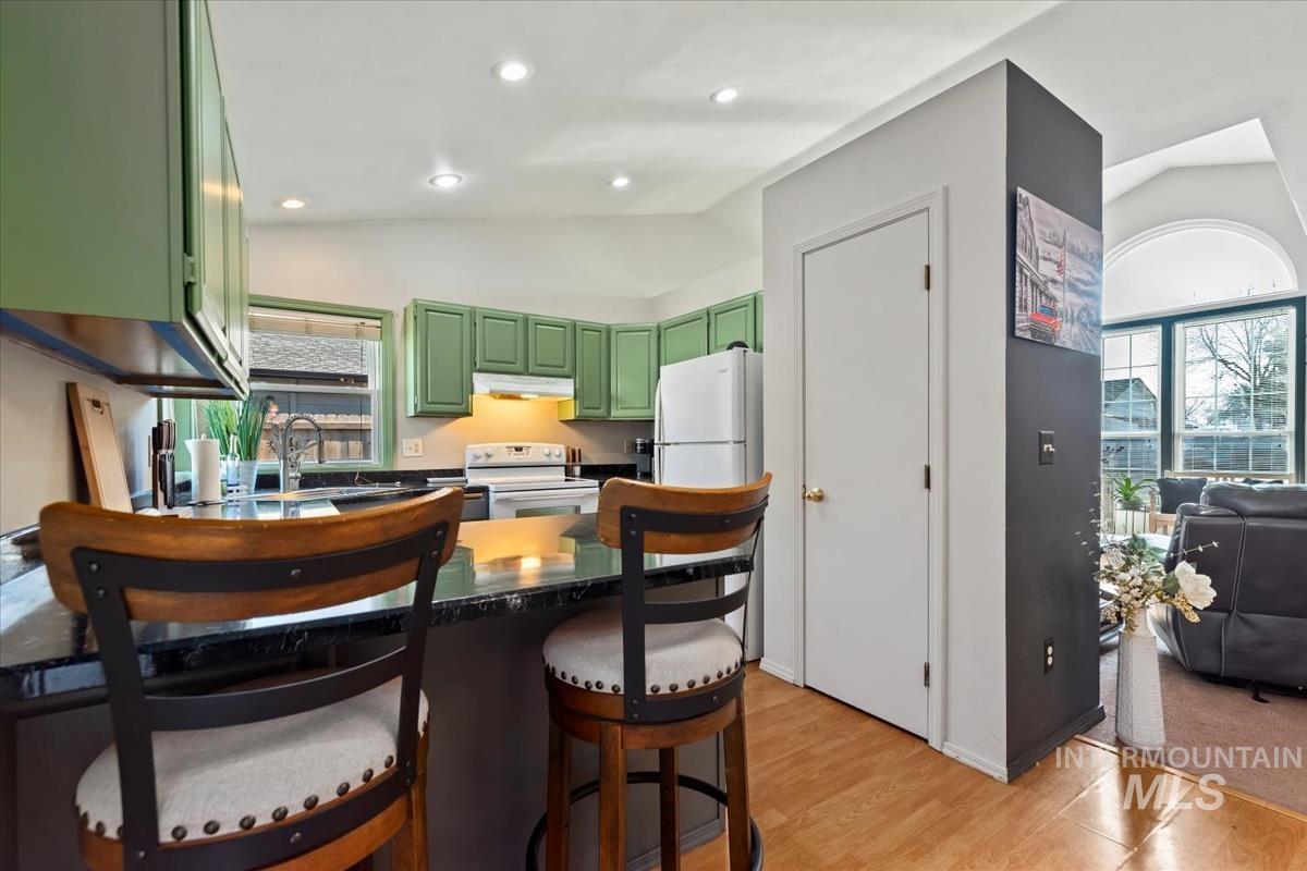 1284 W Crest Wood Dr, Meridian, Idaho 83642, 3 Bedrooms, 2 Bathrooms, Residential For Sale, Price $380,000,MLS 98972193