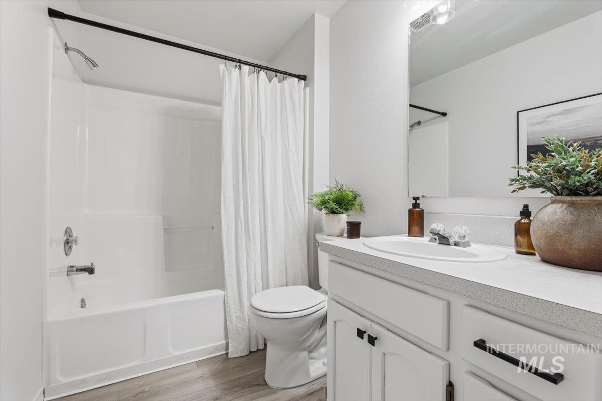 2521 N Ridgebury Way, Meridian, Idaho 83646, 3 Bedrooms, 2 Bathrooms, Residential For Sale, Price $419,990,MLS 98972200