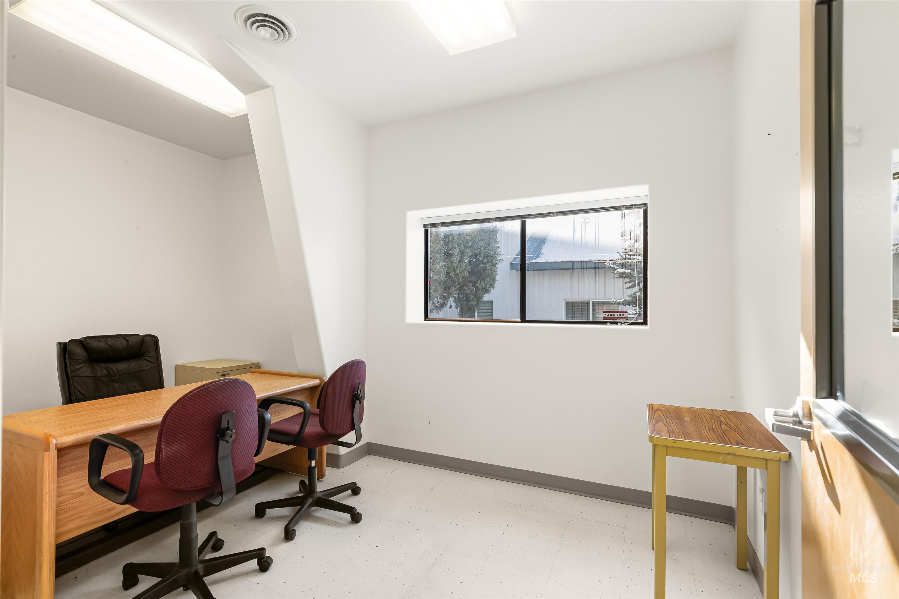 324 North Jackson St, Moscow, Idaho 83843, 20 Rooms, Business/Commercial For Sale, Price $1,400,000,MLS 98972211