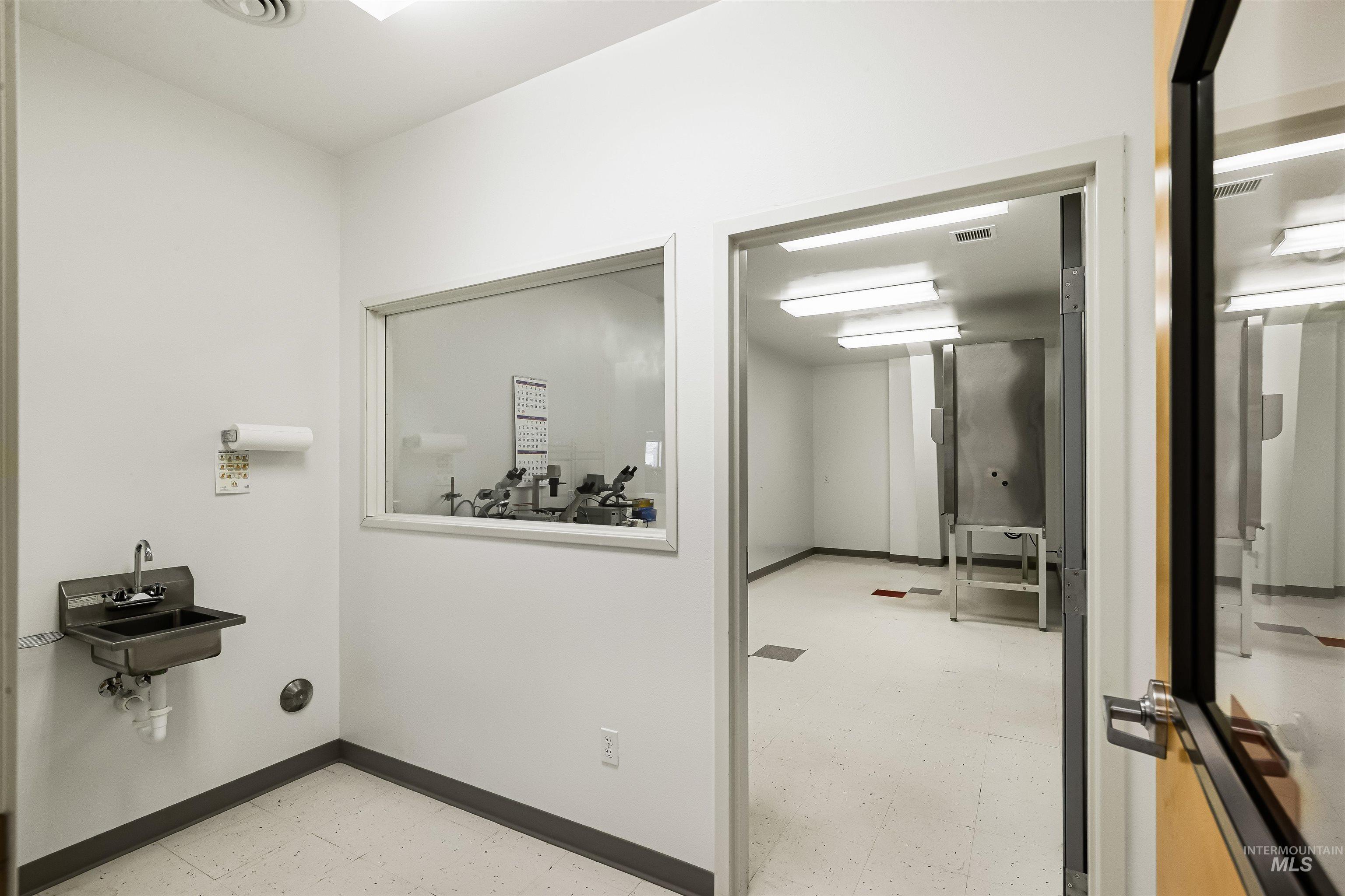 324 North Jackson St, Moscow, Idaho 83843, 20 Rooms, Business/Commercial For Sale, Price $1,400,000,MLS 98972211