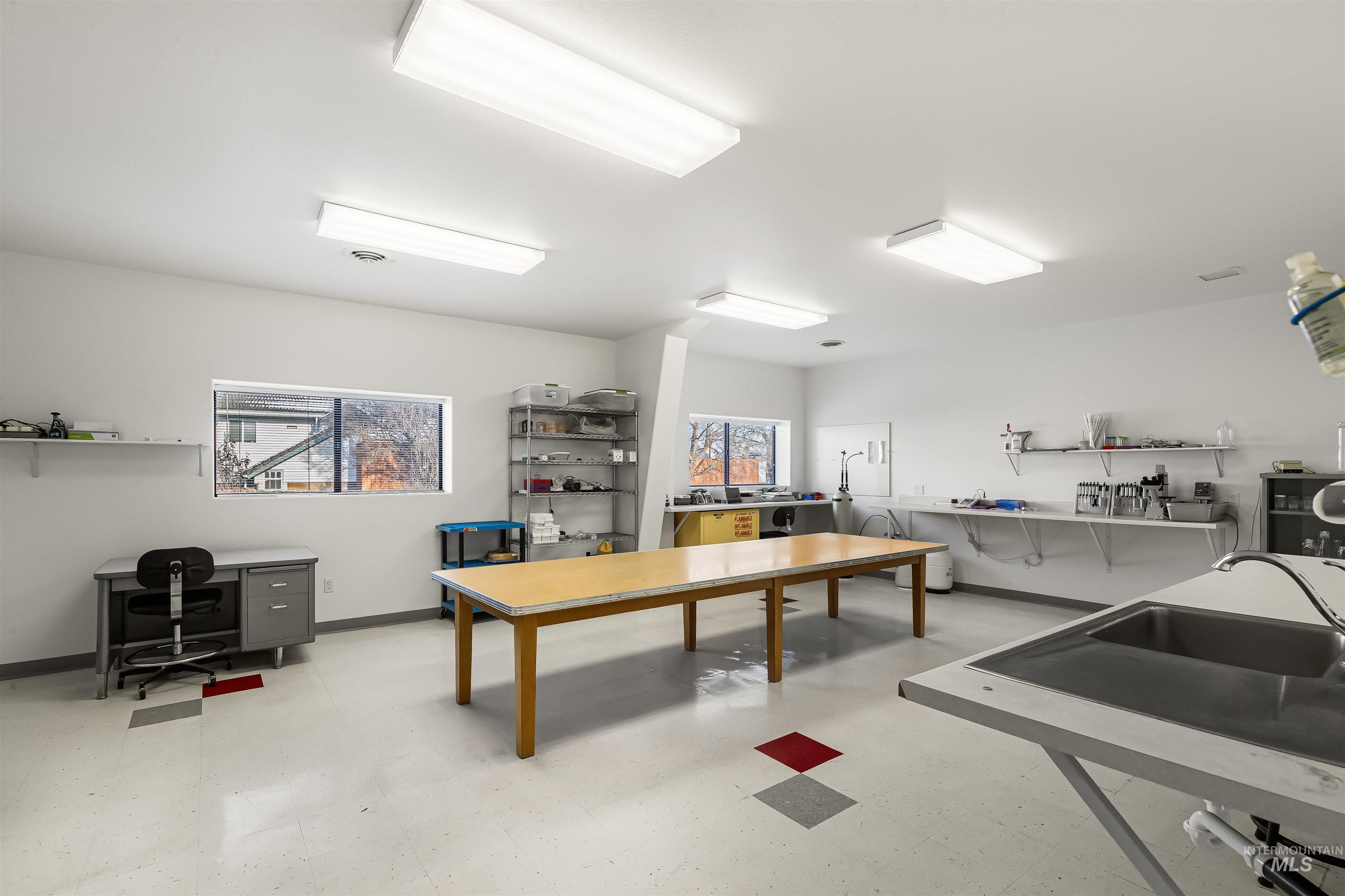 324 North Jackson St, Moscow, Idaho 83843, 20 Rooms, Business/Commercial For Sale, Price $1,400,000,MLS 98972211