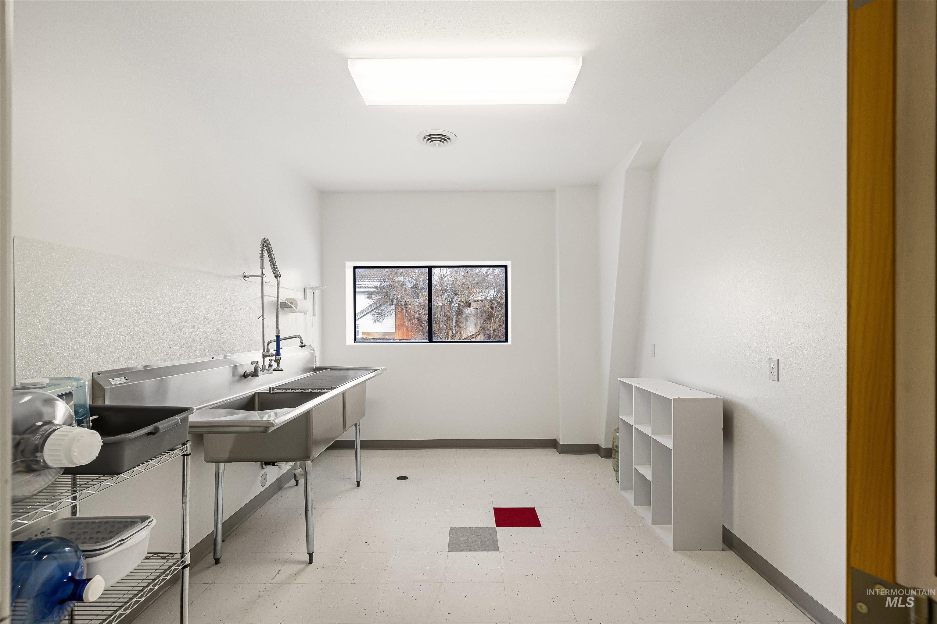 324 North Jackson St, Moscow, Idaho 83843, 20 Rooms, Business/Commercial For Sale, Price $1,400,000,MLS 98972211