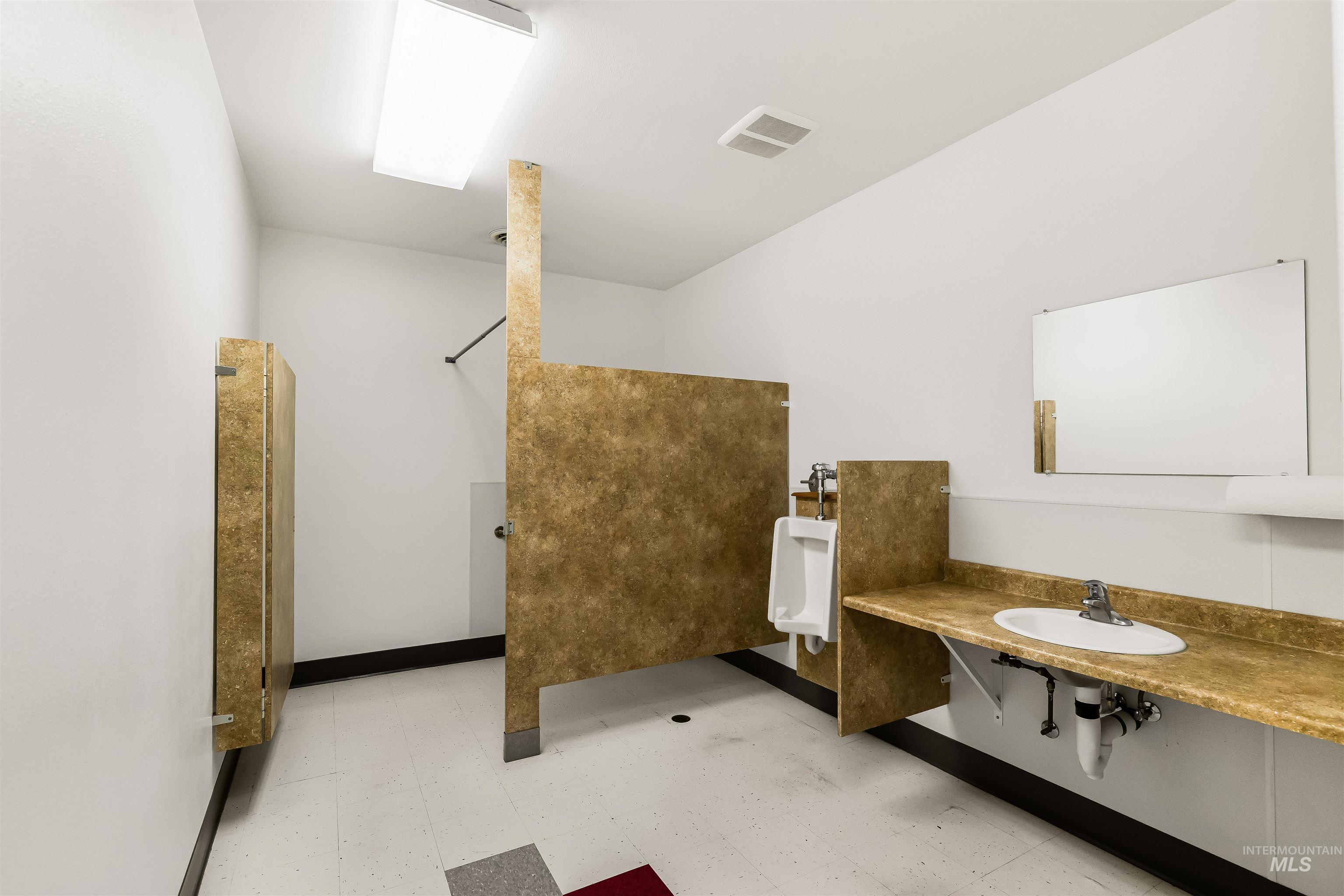 324 North Jackson St, Moscow, Idaho 83843, 20 Rooms, Business/Commercial For Sale, Price $1,400,000,MLS 98972211