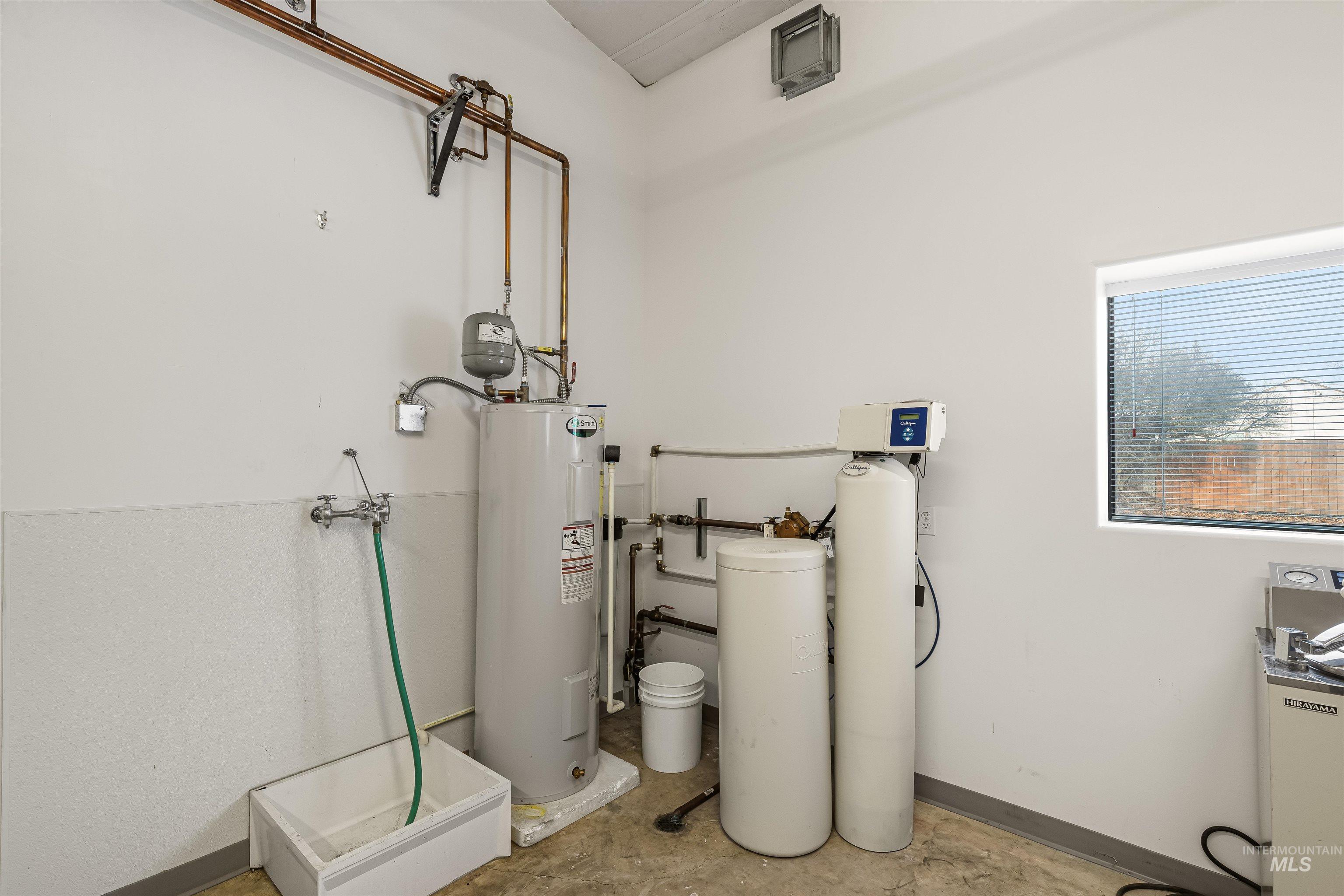 324 North Jackson St, Moscow, Idaho 83843, 20 Rooms, Business/Commercial For Sale, Price $1,400,000,MLS 98972211