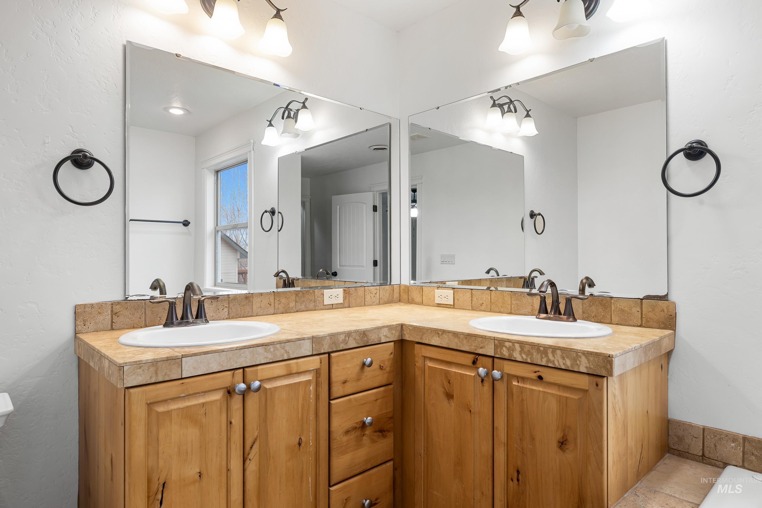 2825 S Skyview Dr, Nampa, Idaho 83686, 4 Bedrooms, 3 Bathrooms, Residential For Sale, Price $489,000,MLS 98972213