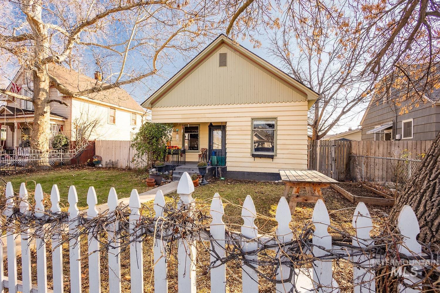 720 9th Ave S, Nampa, Idaho 83687, 2 Bedrooms, 1 Bathroom, Residential For Sale, Price $325,000,MLS 98972217