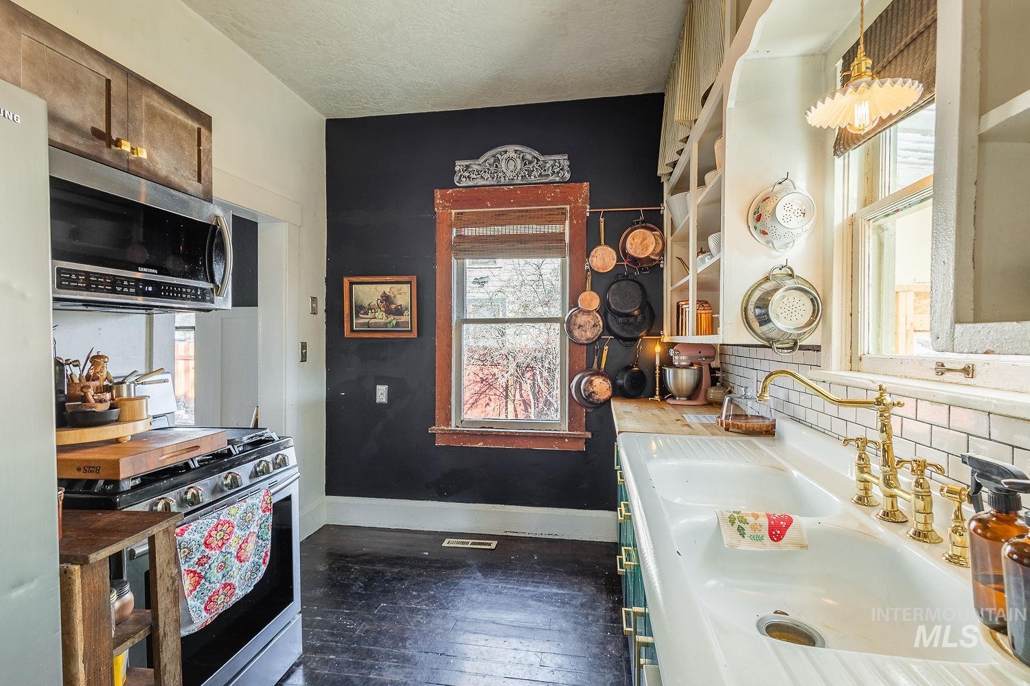 720 9th Ave S, Nampa, Idaho 83687, 2 Bedrooms, 1 Bathroom, Residential For Sale, Price $325,000,MLS 98972217