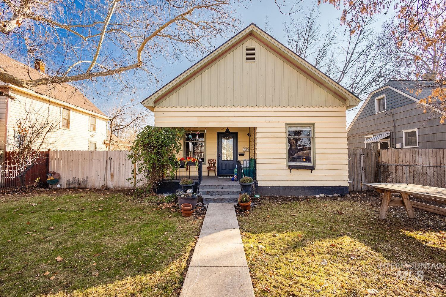 720 9th Ave S, Nampa, Idaho 83687, 2 Bedrooms, 1 Bathroom, Residential For Sale, Price $325,000,MLS 98972217