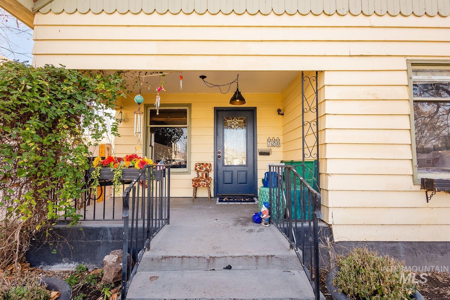 720 9th Ave S, Nampa, Idaho 83687, 2 Bedrooms, 1 Bathroom, Residential For Sale, Price $325,000,MLS 98972217