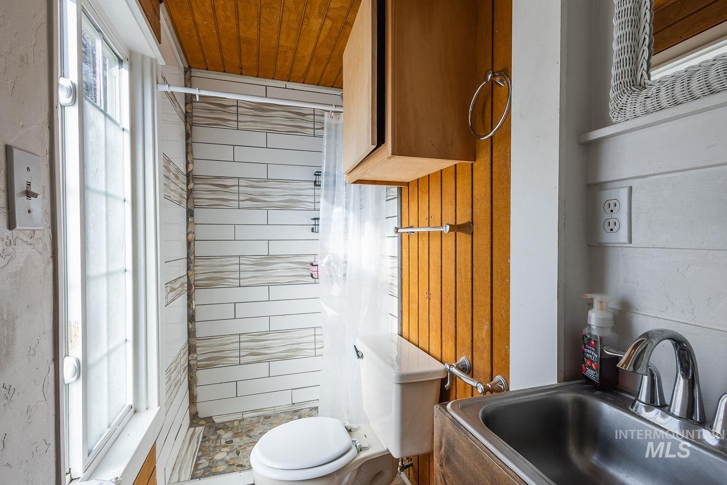 720 9th Ave S, Nampa, Idaho 83687, 2 Bedrooms, 1 Bathroom, Residential For Sale, Price $325,000,MLS 98972217