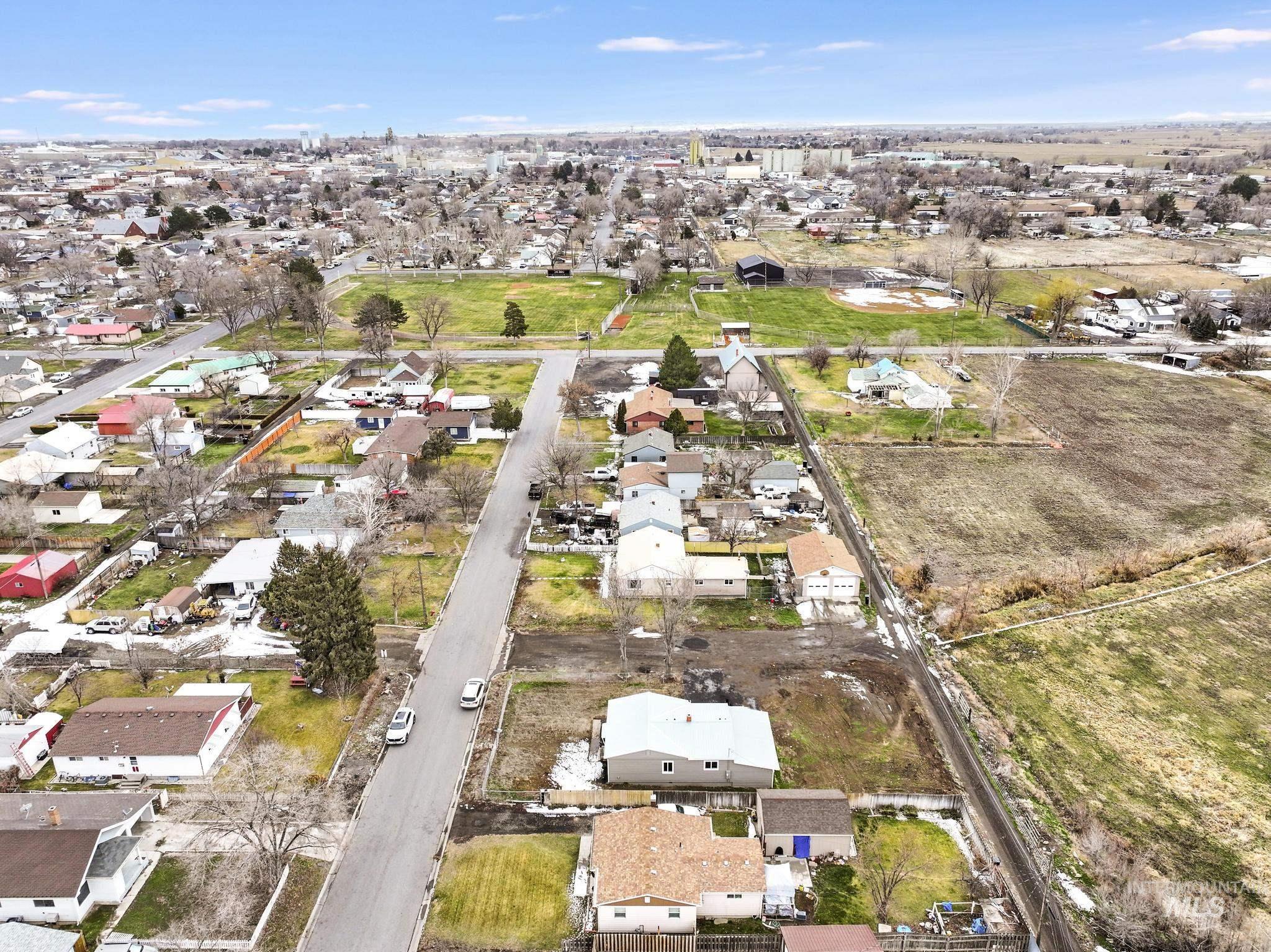 701 14th Ave N, Buhl, Idaho 83316, 4 Bedrooms, 2 Bathrooms, Residential For Sale, Price $329,000,MLS 98972235