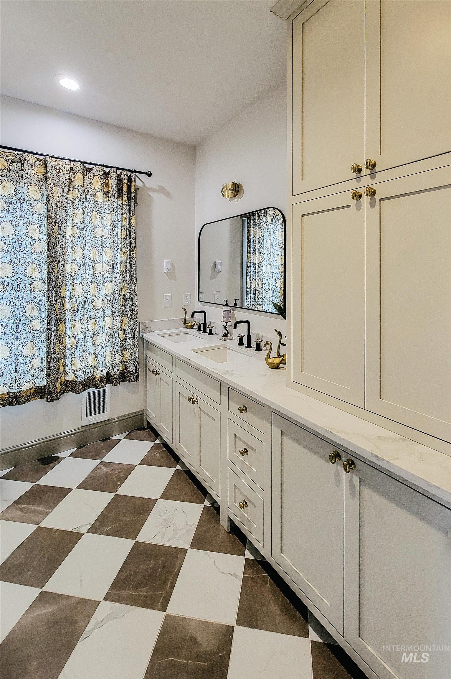 231 S Agate Drive, Salmon, Idaho 83467, 2 Bedrooms, 2 Bathrooms, Residential For Sale, Price $499,000,MLS 98972241