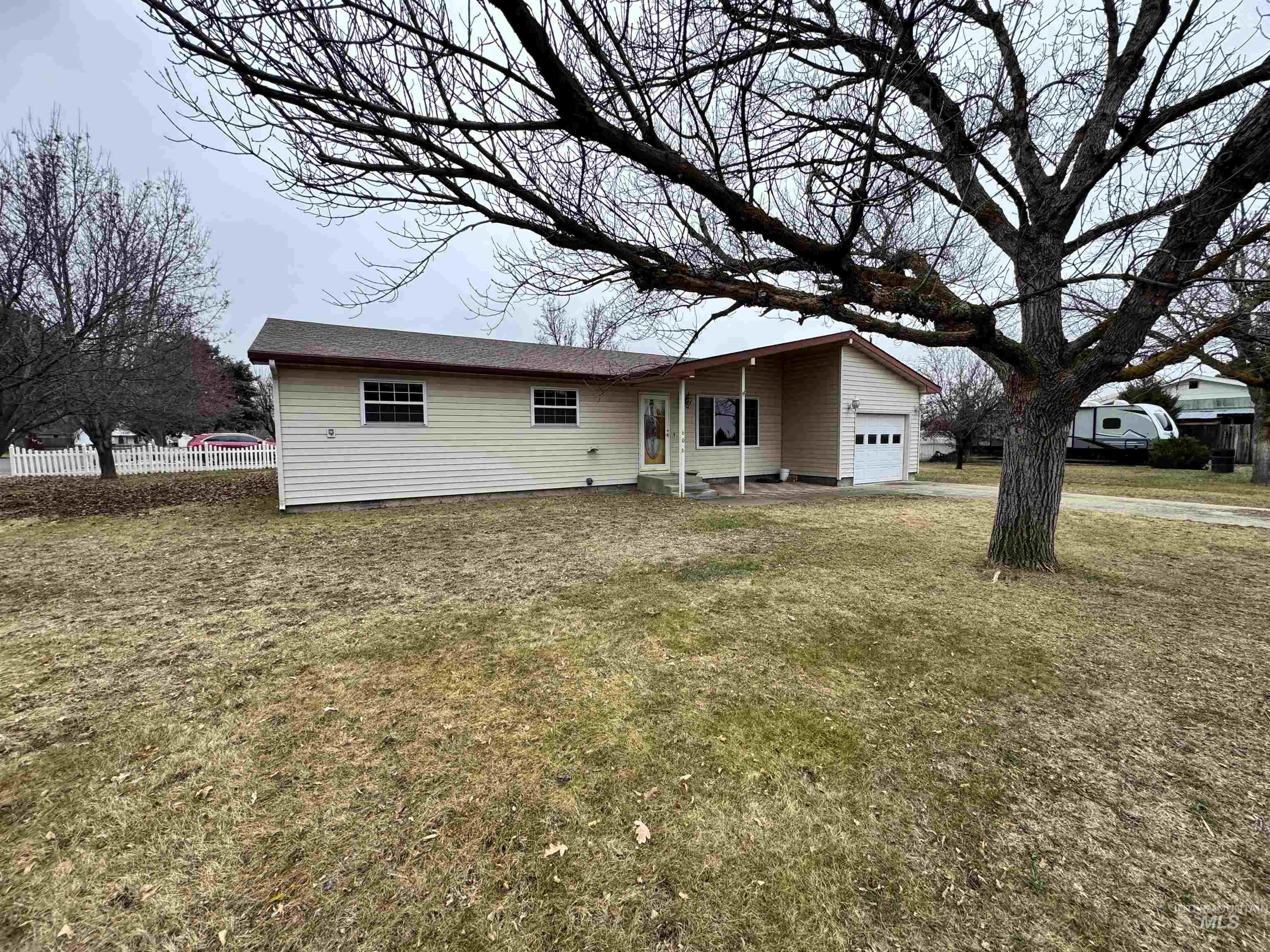 606 4Th St, Fruitland, Idaho 83619, 3 Bedrooms, 1.5 Bathrooms, Residential For Sale, Price $325,000,MLS 98972263