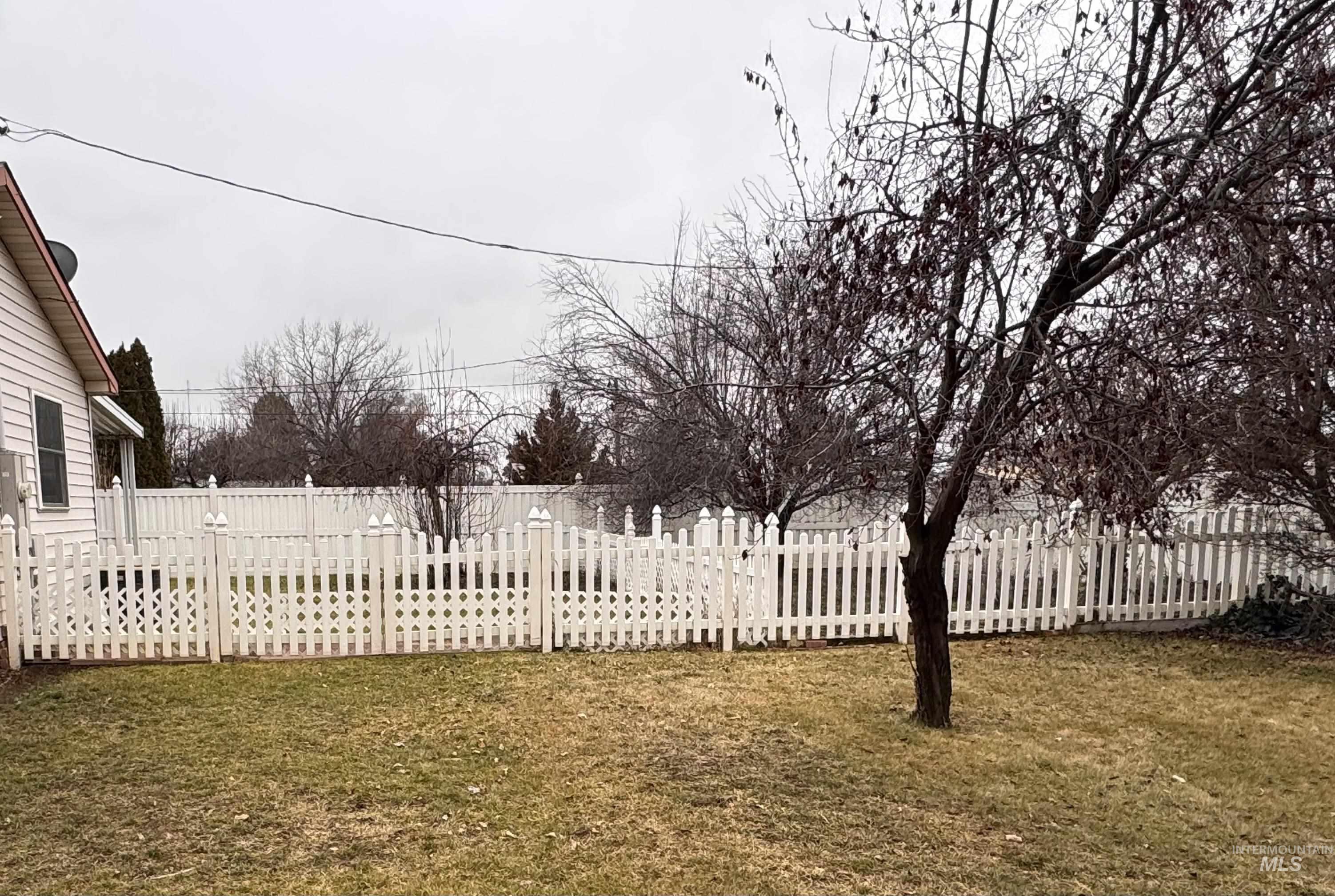 606 4Th St, Fruitland, Idaho 83619, 3 Bedrooms, 1.5 Bathrooms, Residential For Sale, Price $325,000,MLS 98972263