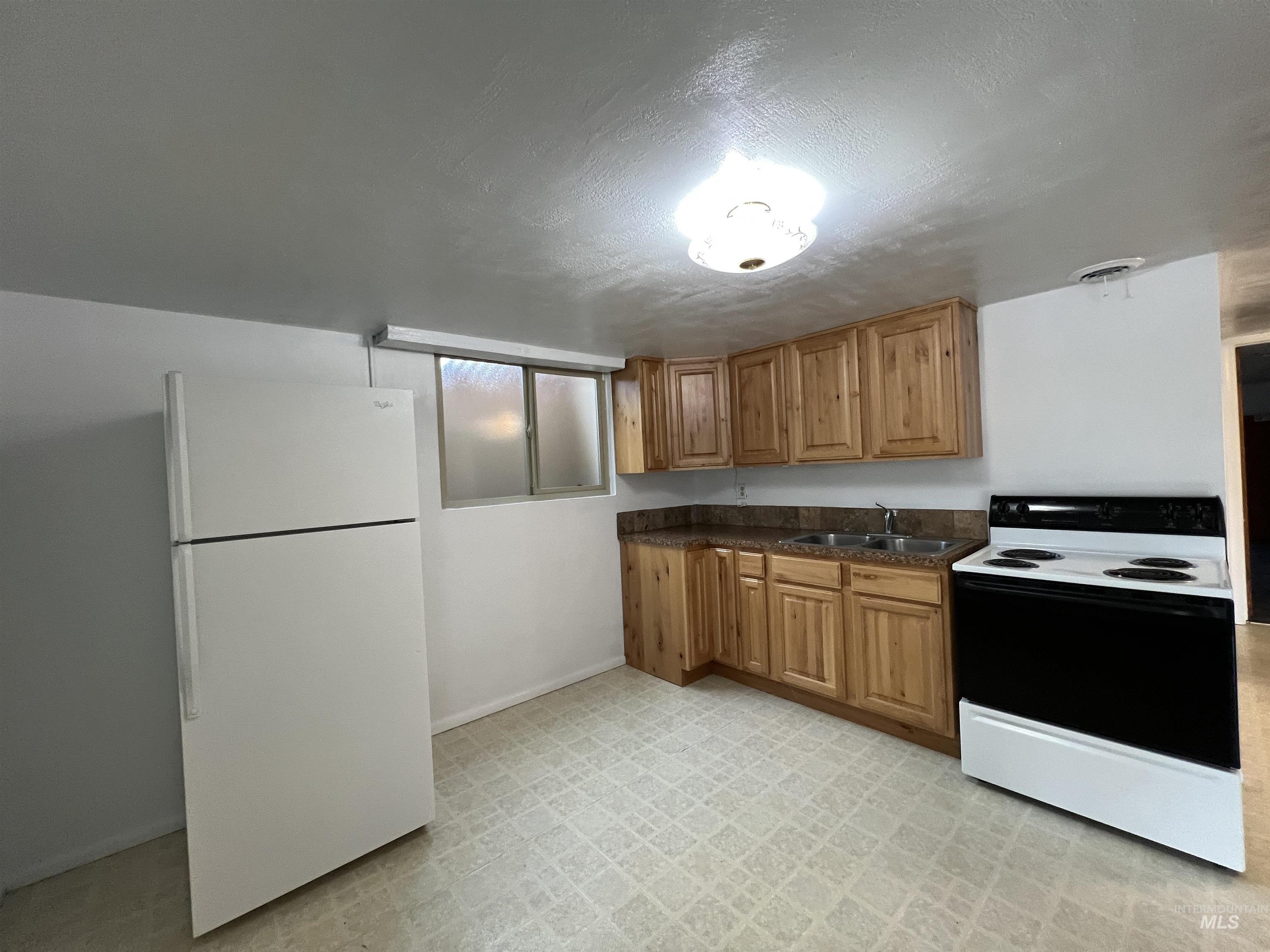 2405 Sunset #2, Ontario, Oregon 97914, 2 Bedrooms, 1 Bathroom, Rental For Rent, Price $1,295,MLS 98972279