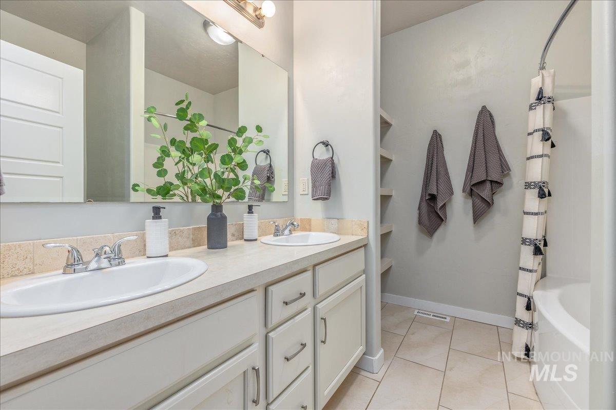 4372 S Cruzatte Ln, Boise, Idaho 83716, 3 Bedrooms, 2 Bathrooms, Residential For Sale, Price $515,000,MLS 98972286