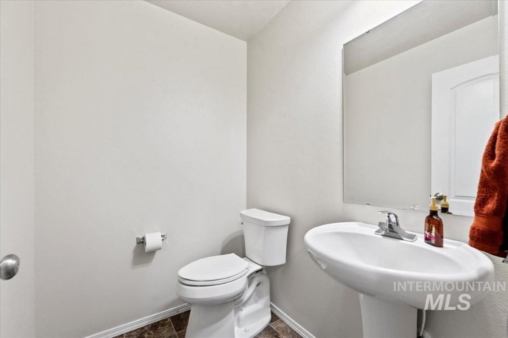 1555 Condor Dr, Middleton, Idaho 83644-4600, 5 Bedrooms, 2.5 Bathrooms, Residential For Sale, Price $650,000,MLS 98972289