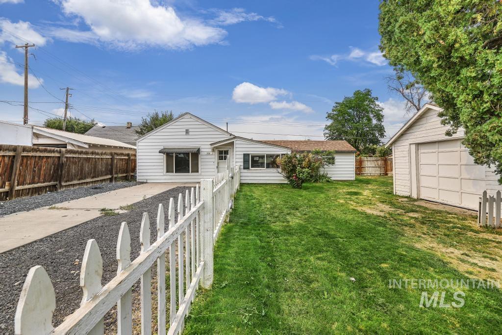 908 Yakima Ave, Filer, Idaho 83328-5334, 2 Bedrooms, 1 Bathroom, Residential For Sale, Price $209,900,MLS 98972290