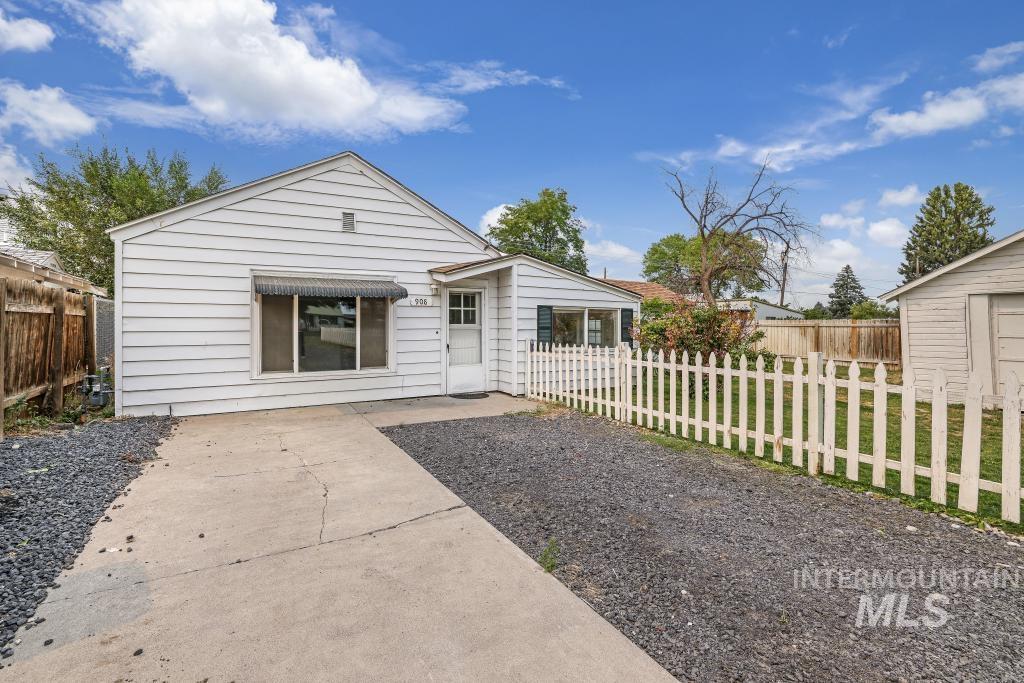 908 Yakima Ave, Filer, Idaho 83328-5334, 2 Bedrooms, 1 Bathroom, Residential For Sale, Price $209,900,MLS 98972290