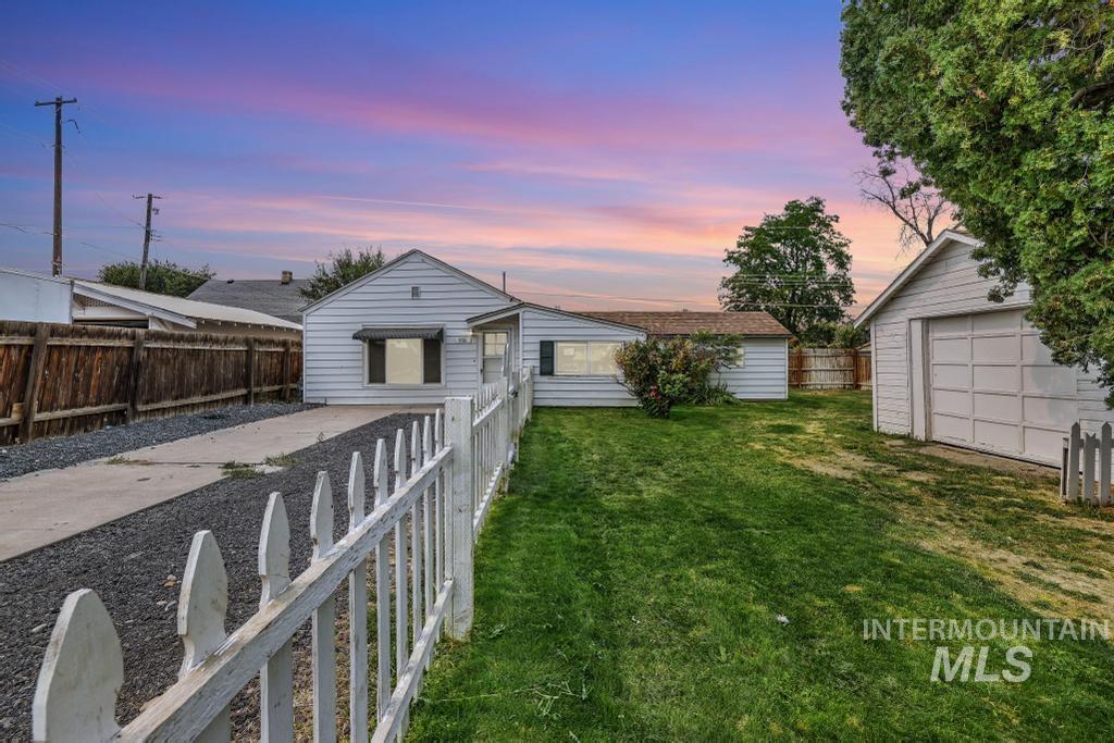 908 Yakima Ave, Filer, Idaho 83328-5334, 2 Bedrooms, 1 Bathroom, Residential For Sale, Price $209,900,MLS 98972290